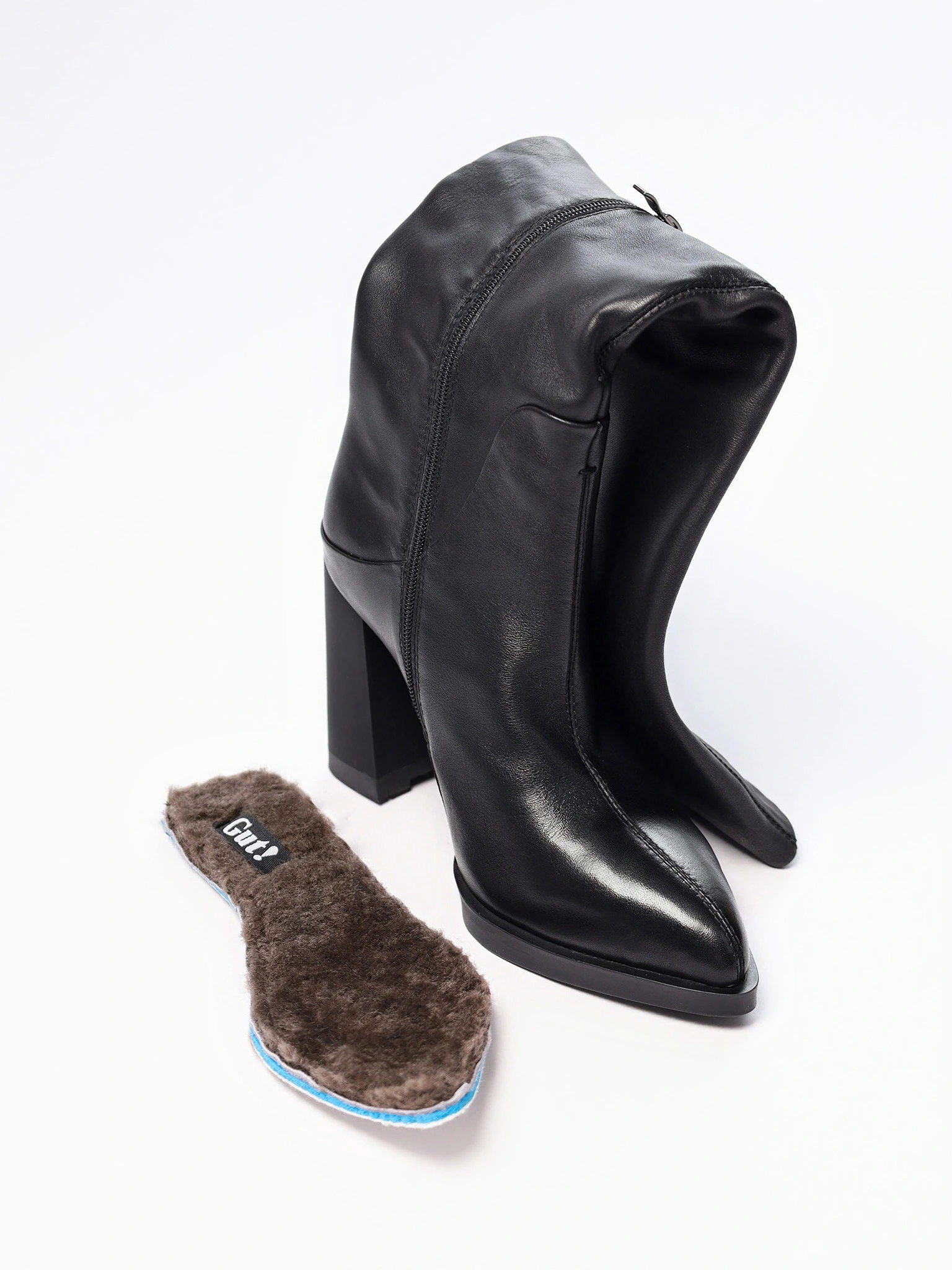 Сапоги черного цвета на высоком каблуке